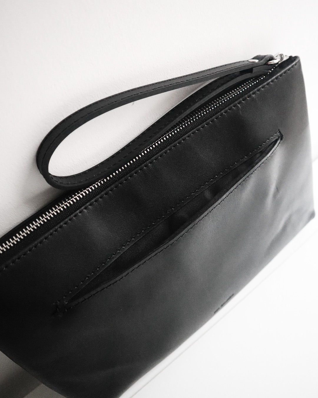 KNUCKLE LEATHER CLUTCH BLACK