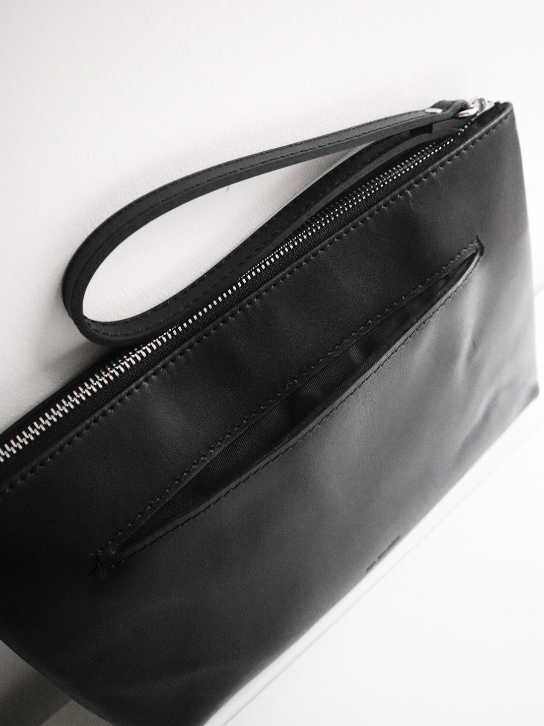 KNUCKLE LEATHER CLUTCH BLACK