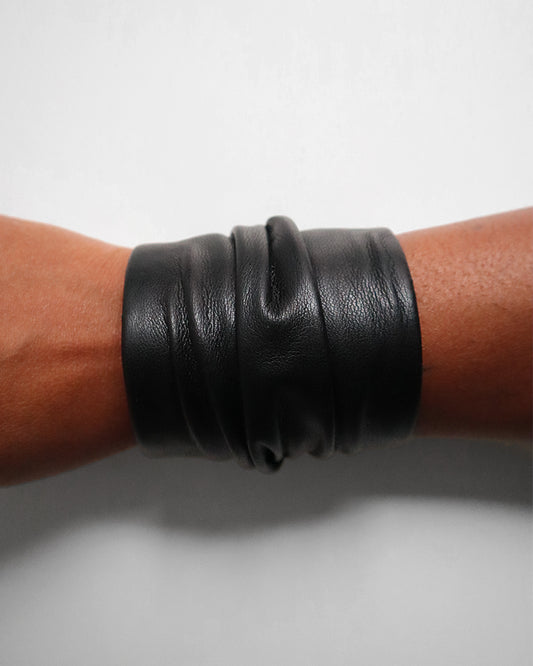 DRAPE LEATHER CUFF BLACK