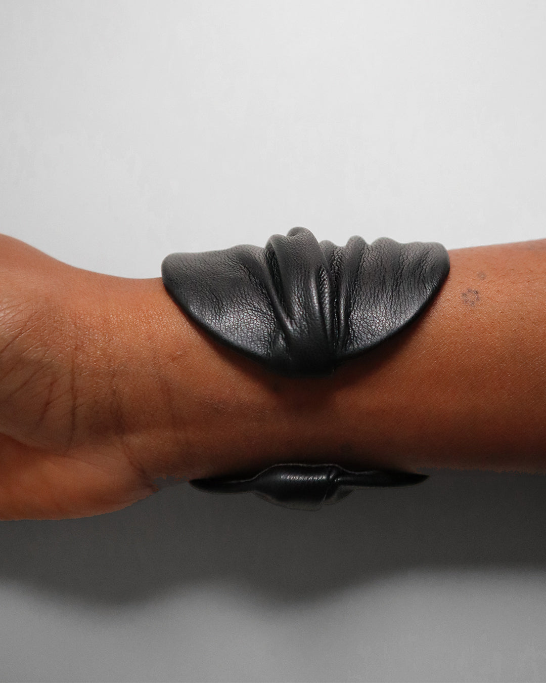 DRAPE LEATHER CUFF BLACK