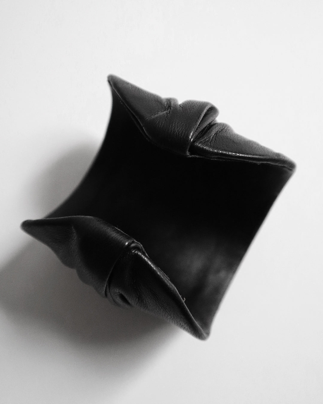 DRAPE LEATHER CUFF BLACK