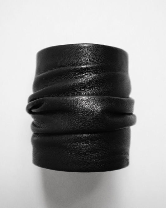 DRAPE LEATHER CUFF BLACK